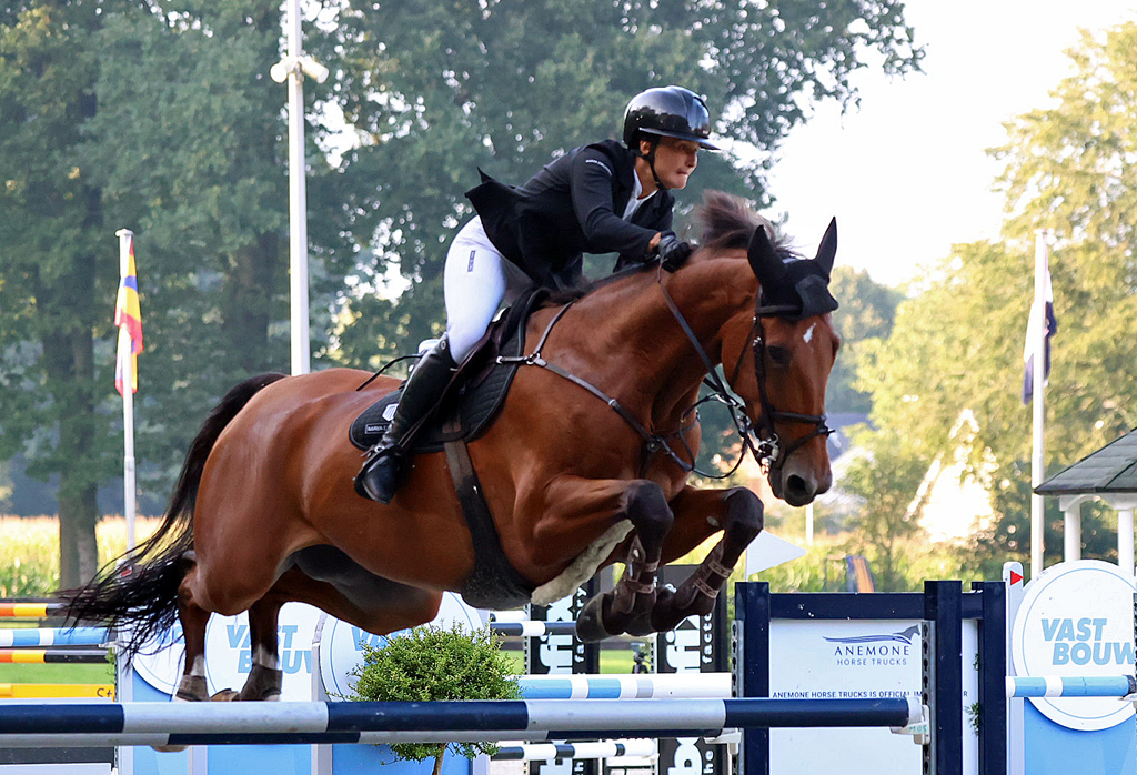 Megan Laseur met I am Perfect Z. Foto's Hippisch Twente/WP