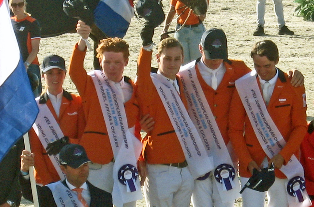 Thijmen Vos (midden) met het gouden team young riders. Foto © Esther van Dijk-Nebbeling