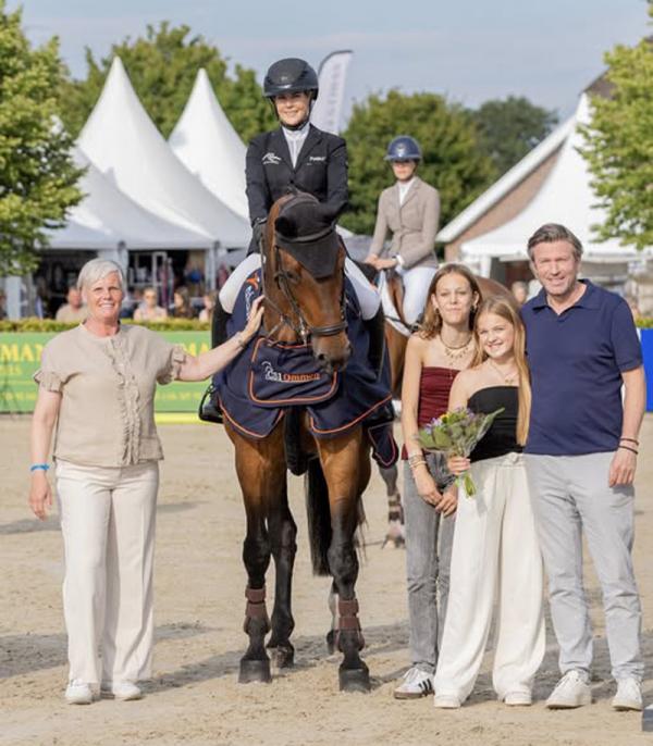 Annelies Vorselmans met C. Kulottie W Z tijdens de prijsuitreiking en in actie. Foto's © Fototrailer