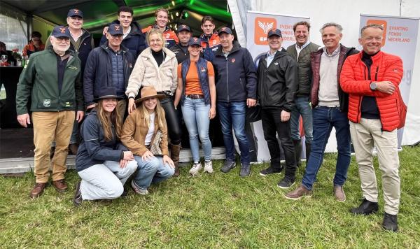 Voorzitter Shane Eshuis (derde van rechts) met andere bestuursleden van het EFN en van de organisatie van Military Boekelo, in het gezelschap van ruiters, trainers en talenten.