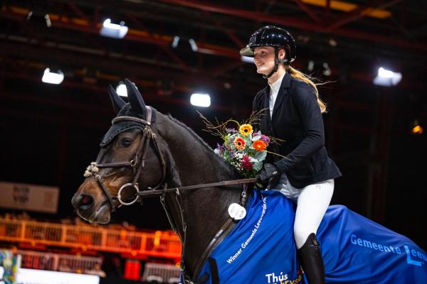 Jessie Wiefferink met Noble Ami tijdens de prijsuitreiking. Foto © Digishots.