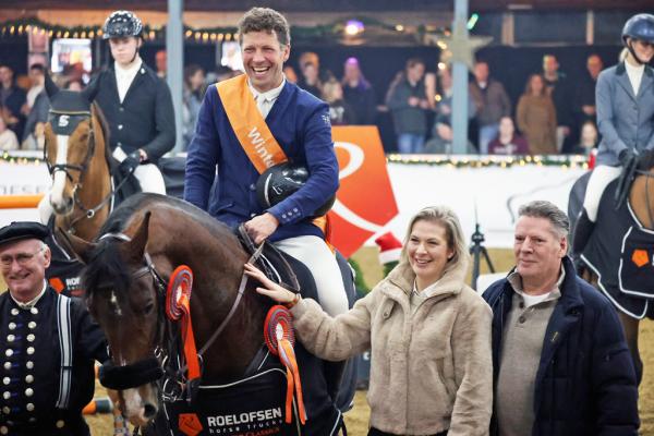 Pim Mulder bij de prijsuitreiking met rechts van hem Fabiënne en Jonny Roelofsen.