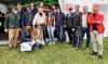Voorzitter Shane Eshuis (derde van rechts) met andere bestuursleden van het EFN en van de organisatie van Military Boekelo, in het gezelschap van ruiters, trainers en talenten.