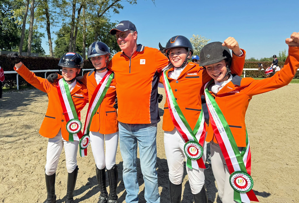Het winnende team van de children. Vanaf links Tim ten Berg, Nina Stegeman, bondscoach Edwin Hoogenraat, Wim Vos en Mika Beckers.