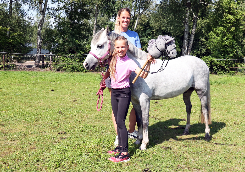 Daniëlle Fokkert met dochter Lauren Willems, pony Hidde en het stokpaardje met dezelfde naam.