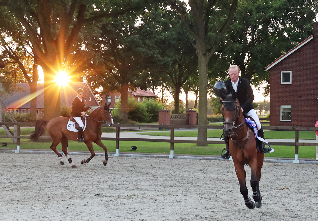 De ereronde van Hessel Hoekstra en Lars Schröder met begeleiding van de ondergaande zon.