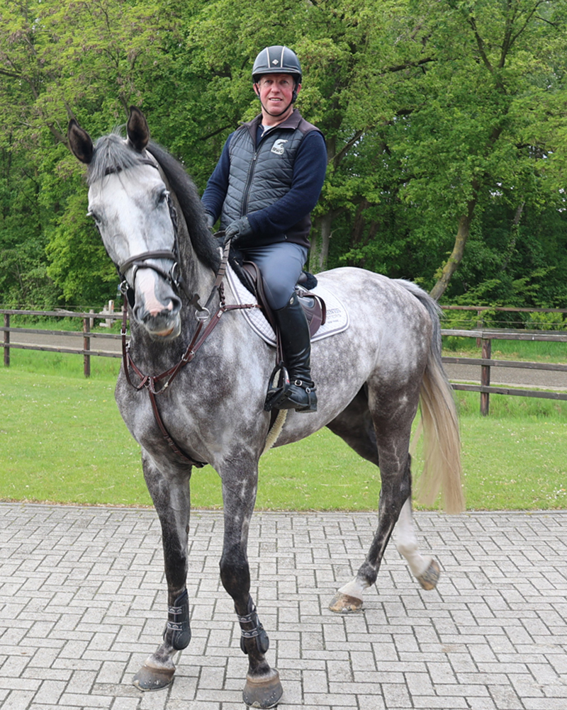 Gerco meteen nieuwssgierige Night Manager na een training.