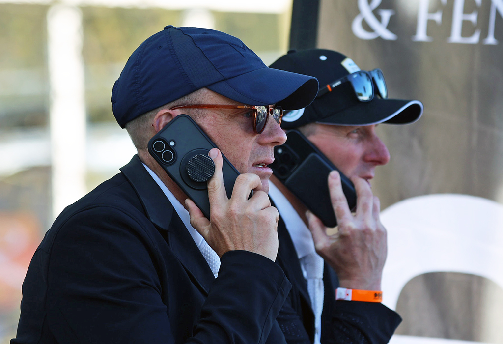 Willem Greve en Michael Greeve, vorig jaar eerste en tweede, houden hun achterban op de hoogte. Foto © Willem Pfeiffer/HT